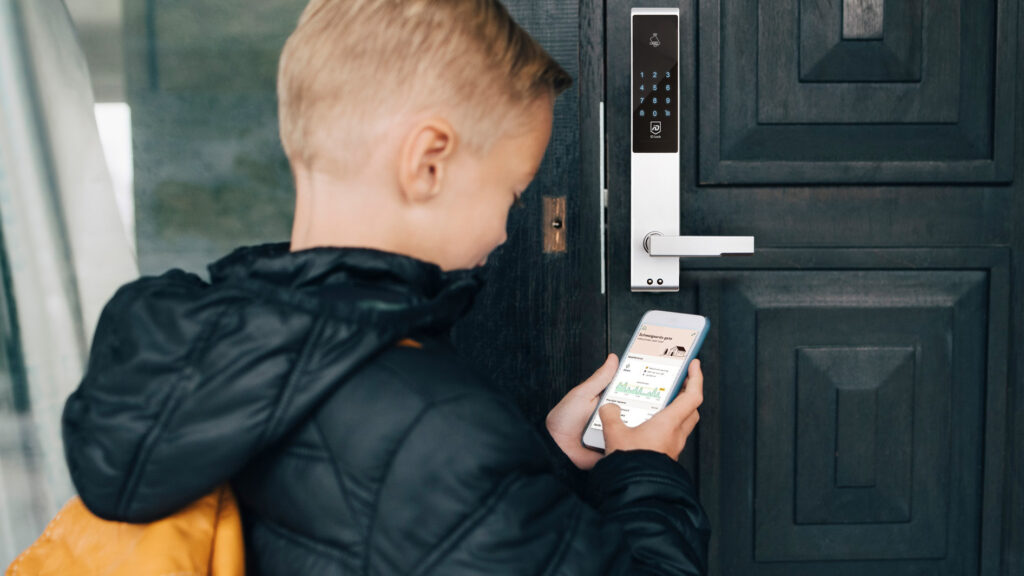 ID-Lock-gutt web - Tinn Energi & Fiber Eva Smarthus dørlås åpnes via app