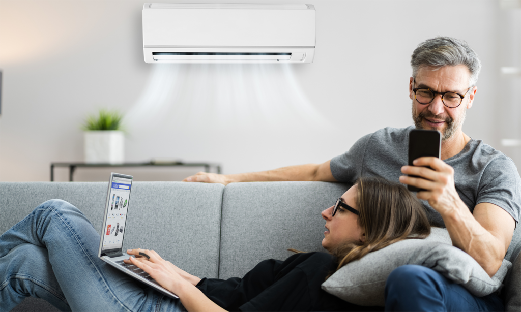 aircondition web - Tinn Energi & Fiber par i sofa og kjøler seg ned med varmepumpen som kjøling.