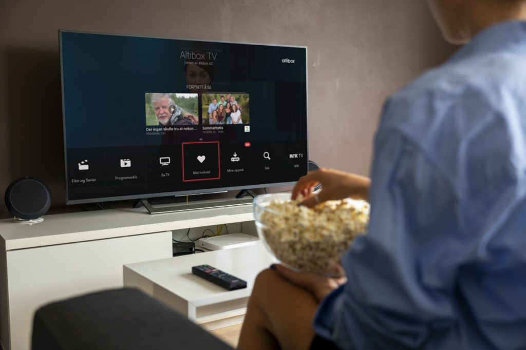 Mockup TV - Tinn Energi & Fiber Altibox TV mann spiser popcorn