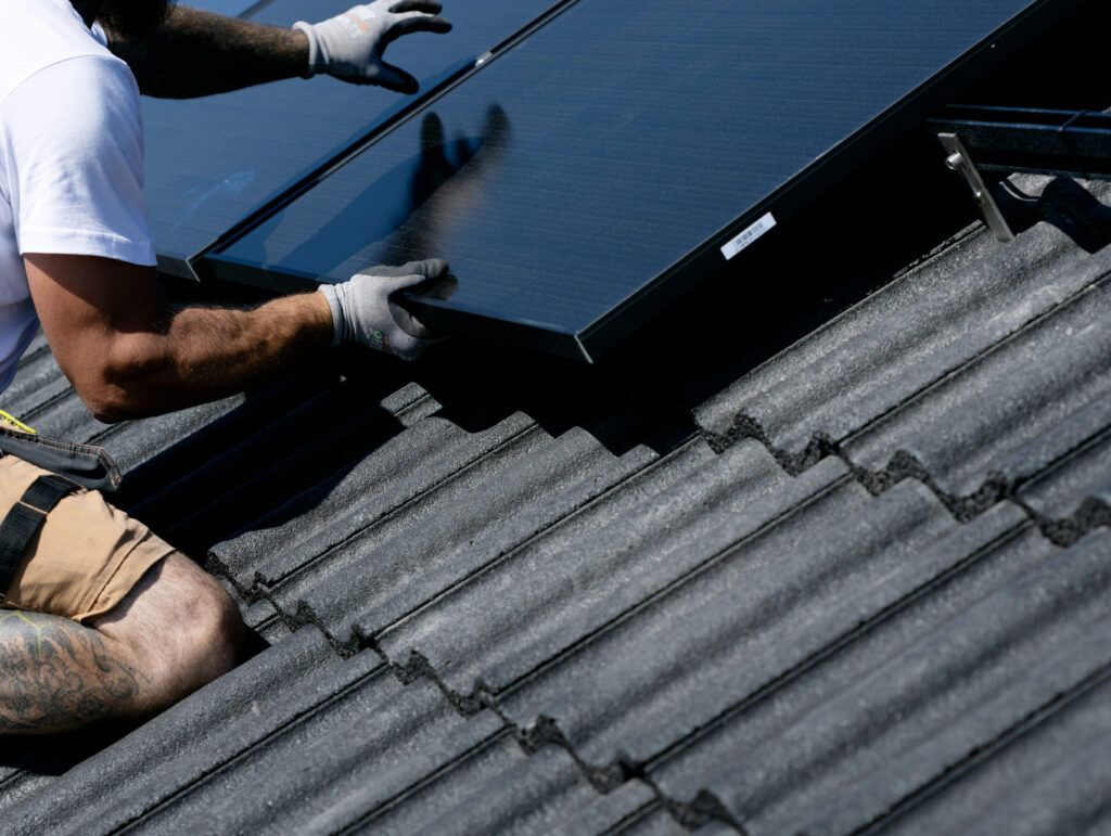 Amalie Høybø - Tinn Energi & Fiber anleggelse av solcellepanel