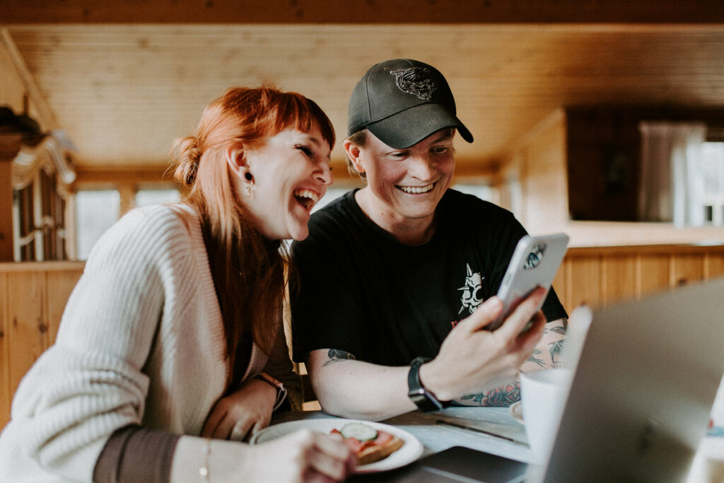 Line Owren Fotografi AS - Tinn Energi & Fiber Blide Altibox kunder som ser på telefon