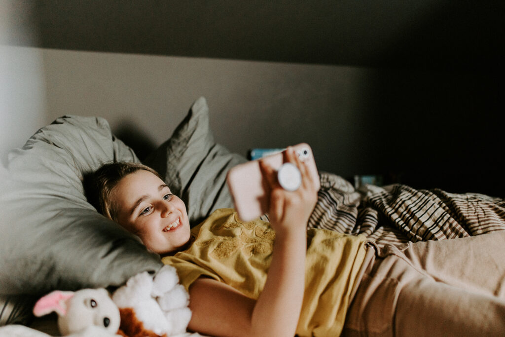 Line Owren Fotografi AS - Tinn Energi & Fiber jente i senga med telefon