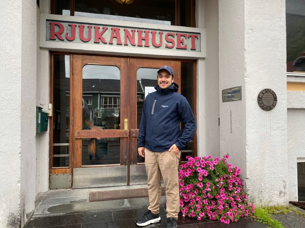 Kristoffer Sauro på utsiden av Rjukanhuset - Tinn Energi & Fiber