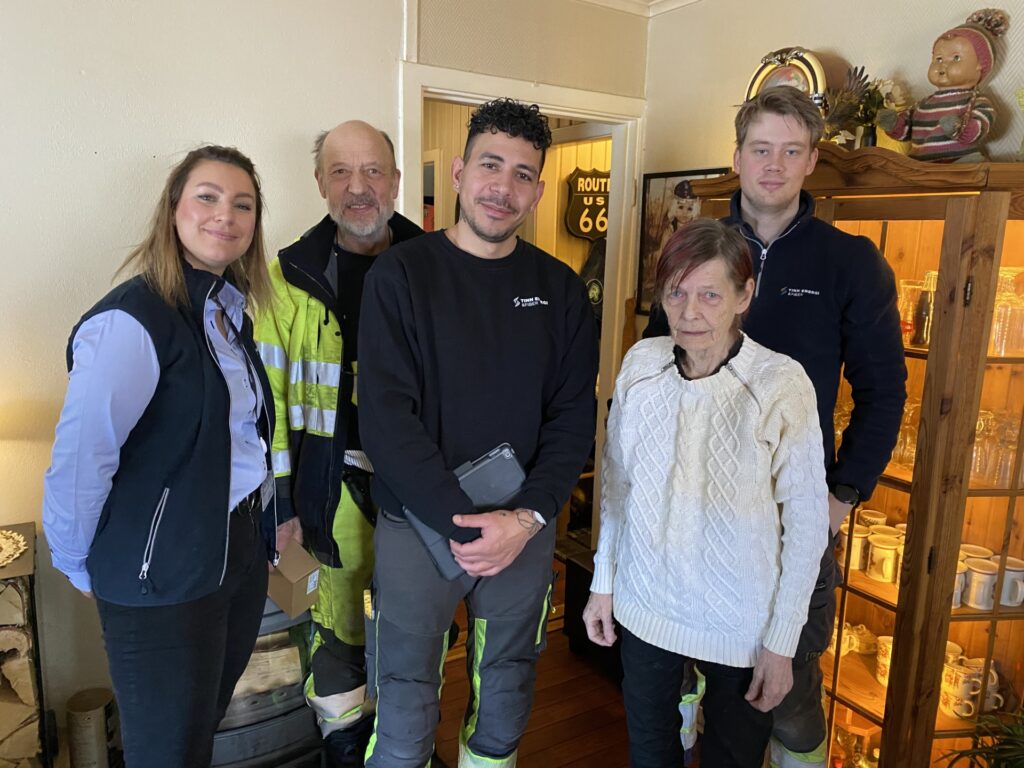 Fellesbilde - Tinn Energi & Fiber Fellesbilde fibermontører, prosjektleder og kunde Altibox